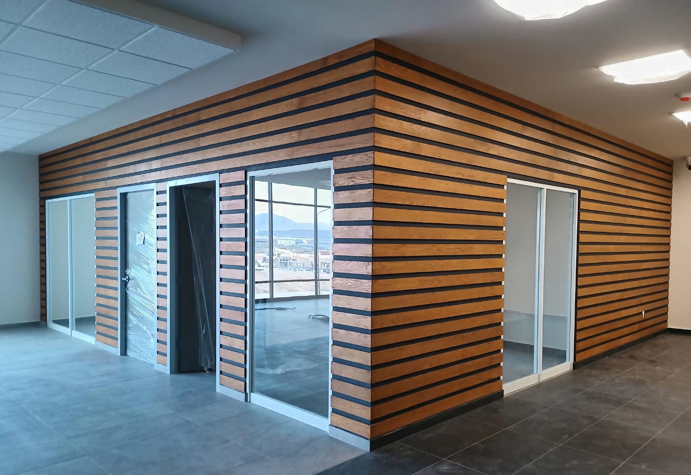 Recepción con lambrín geométrico de madera