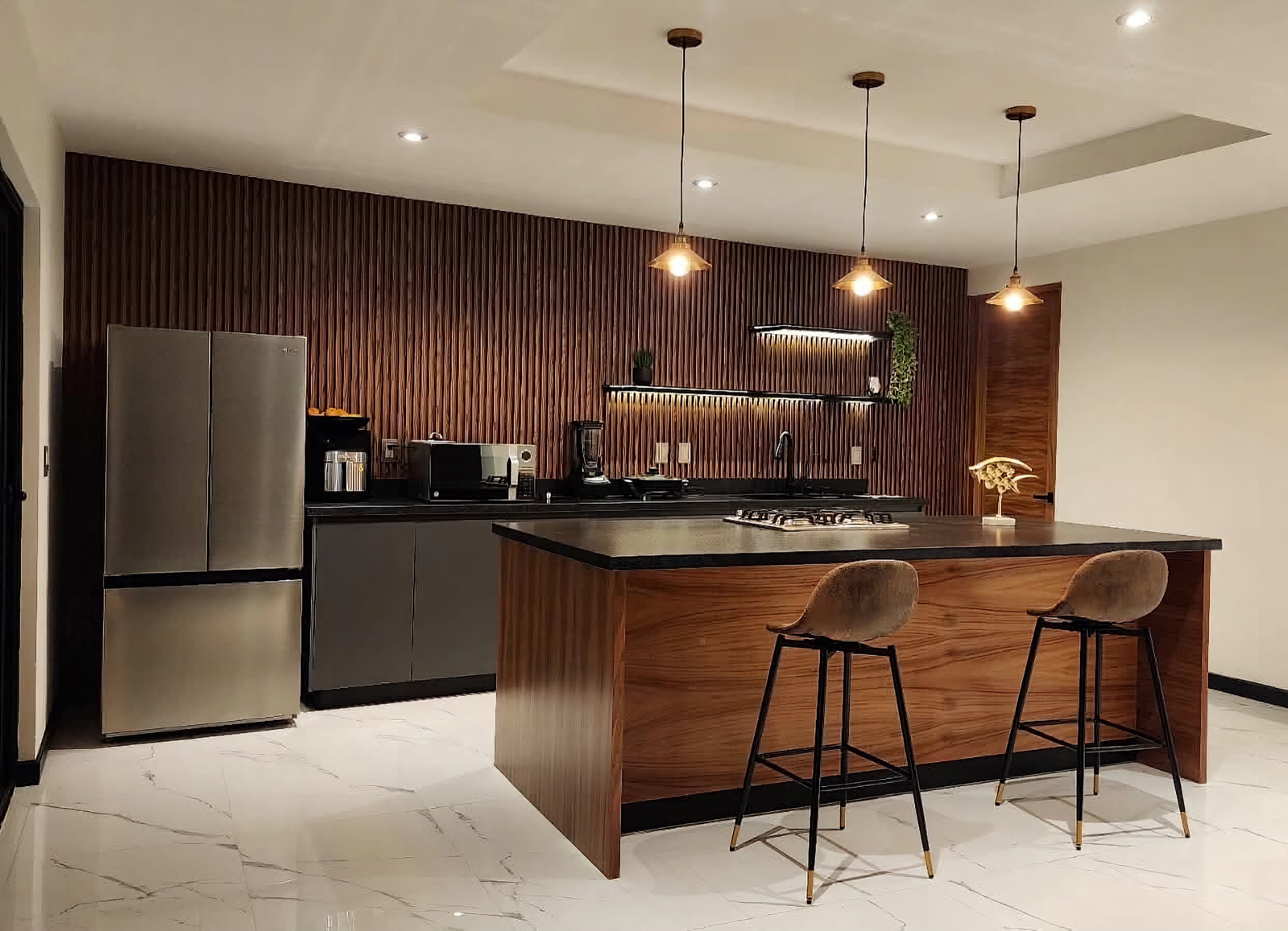 Cocina a la medida en nogal con isla e iluminación de autor