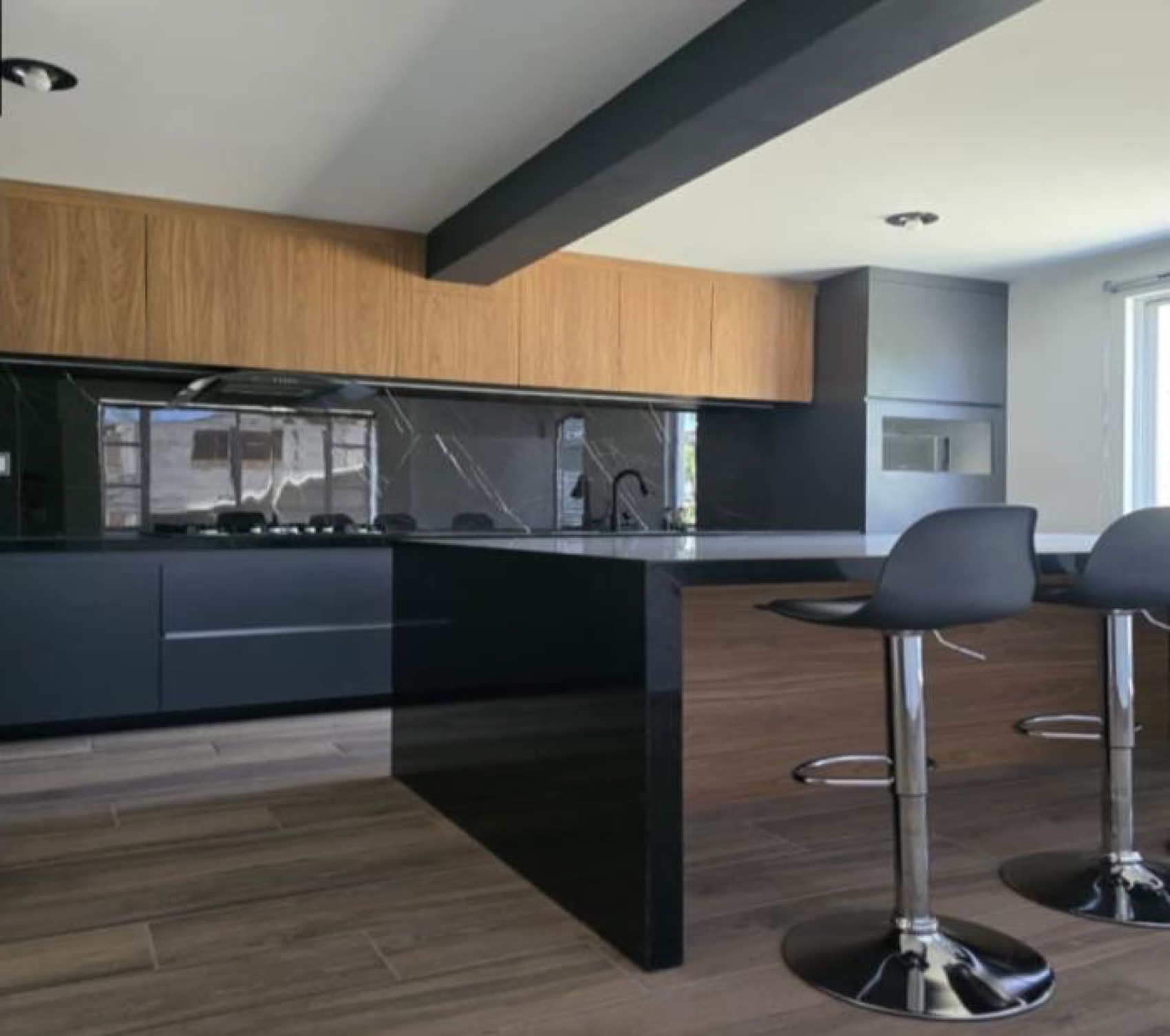 Cocina con barra en piedra