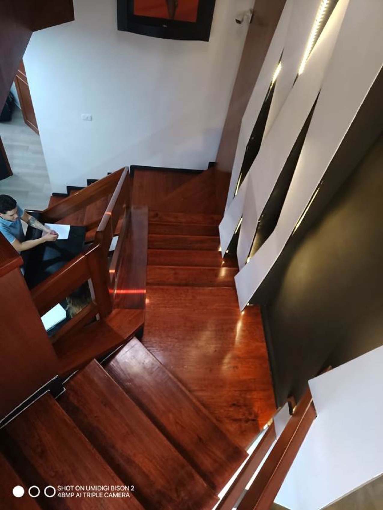 Escalera flotante con pasamanos
